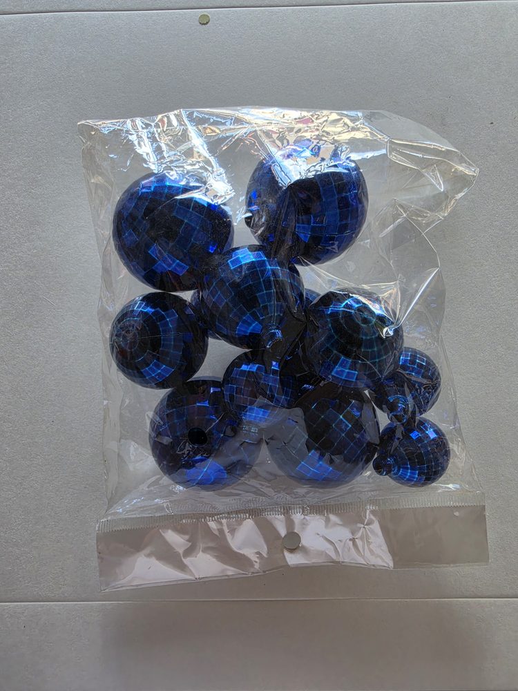 Bolsa con esferas azules facetadas tipo espejo de varios tamanos