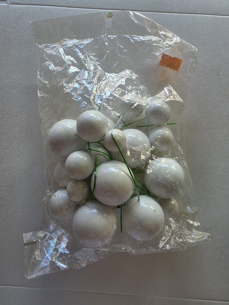 Bolsa con esferas blancas de varios tamanos montadas en alambre