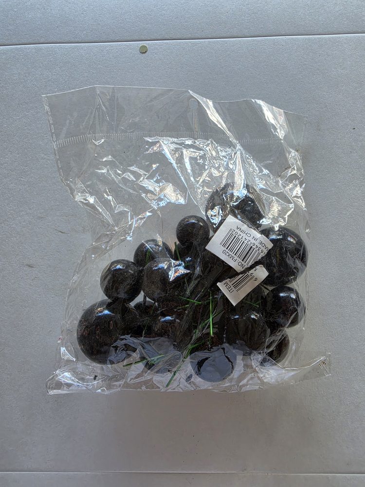 Bolsa con esferas decorativas negras brillantes con alambre verde