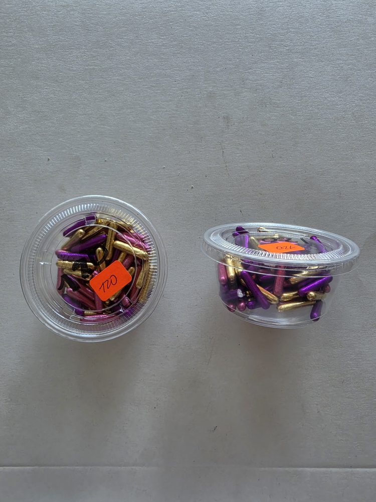 Grageas alargadas tipo barritas metalizadas moradas, rosadas