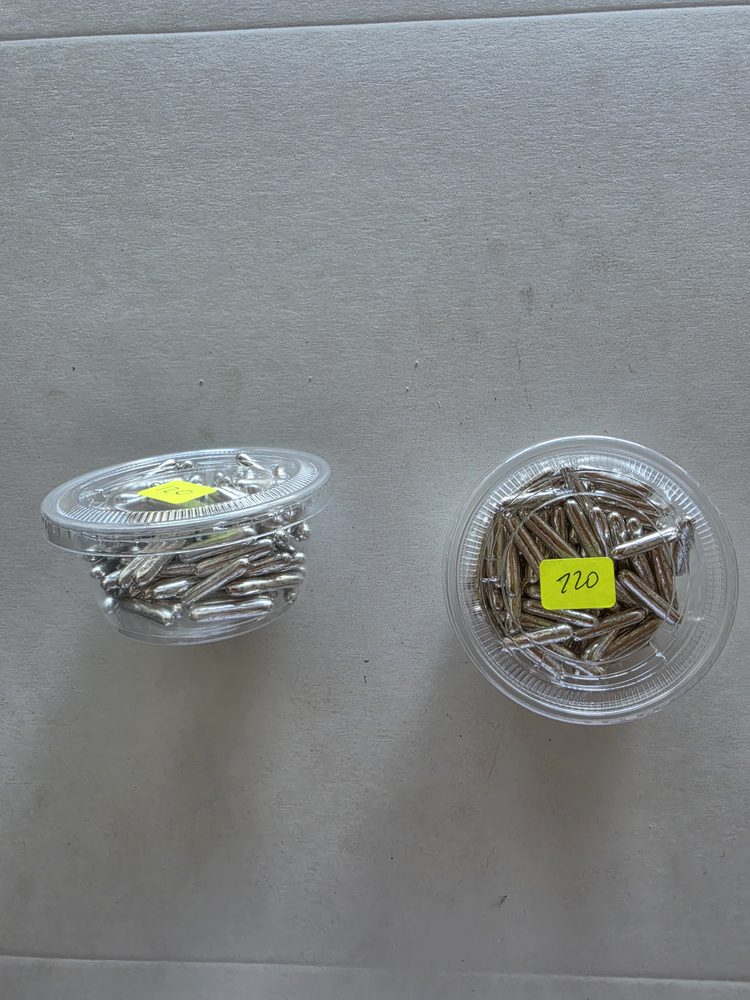 Grageas alargadas tipo barritas metalizadas plateadas en dos vasitos