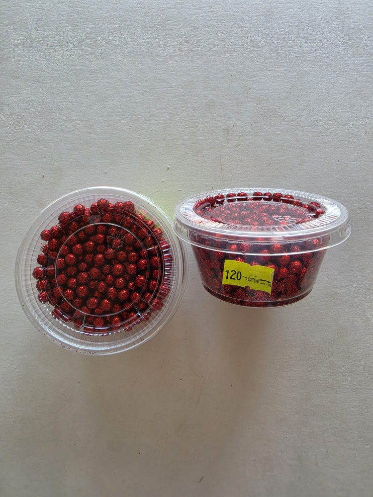 Perlas comestibles rojas escarchadas (con brillo) en dos vasitos