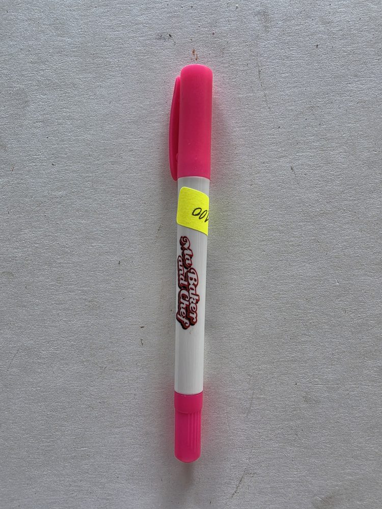 Marcador comestible de tinta rosa fucsia, cuerpo blanco con tapa