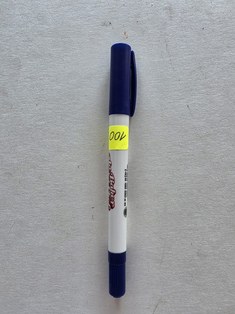 Marcador comestible de tinta azul, cuerpo blanco con tapa y punta