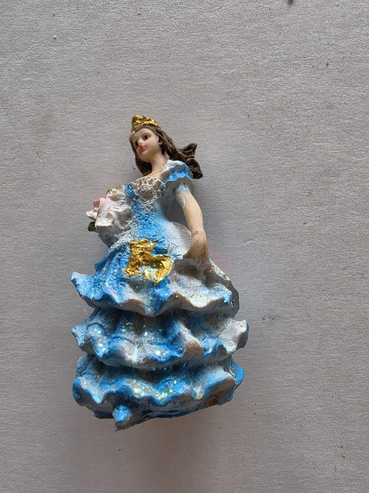 Figura decorativa de resina: quinceanera con vestido celeste y blanco