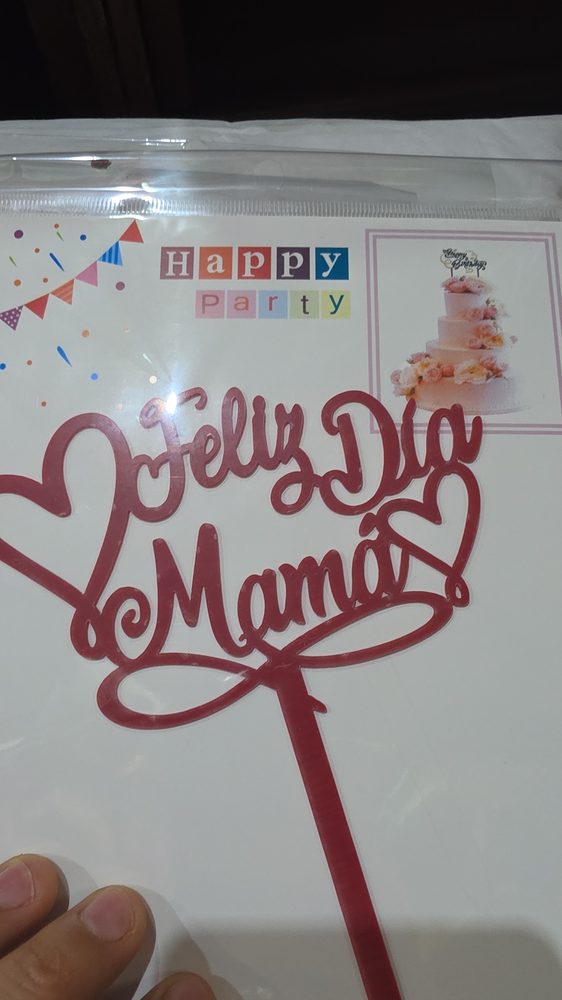 Topper para pastel de acrilico rojo tornasol con la frase Feliz Dia