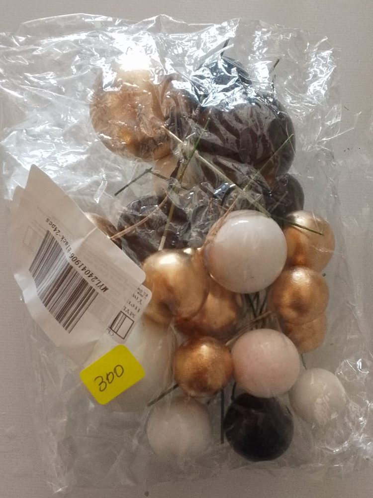 Bolsa con esferas doradas, blancas y negras de varios tamanos