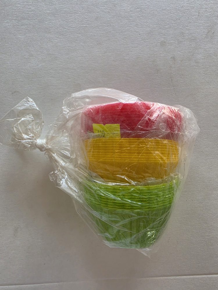 Capacillos de papel lisos en rojo, amarillo y verde, empacados