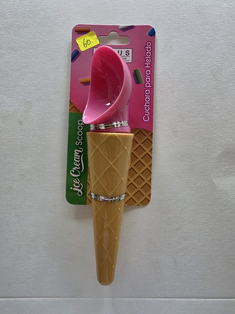 Cuchara para helado plastica con pala rosada y mango café con forma