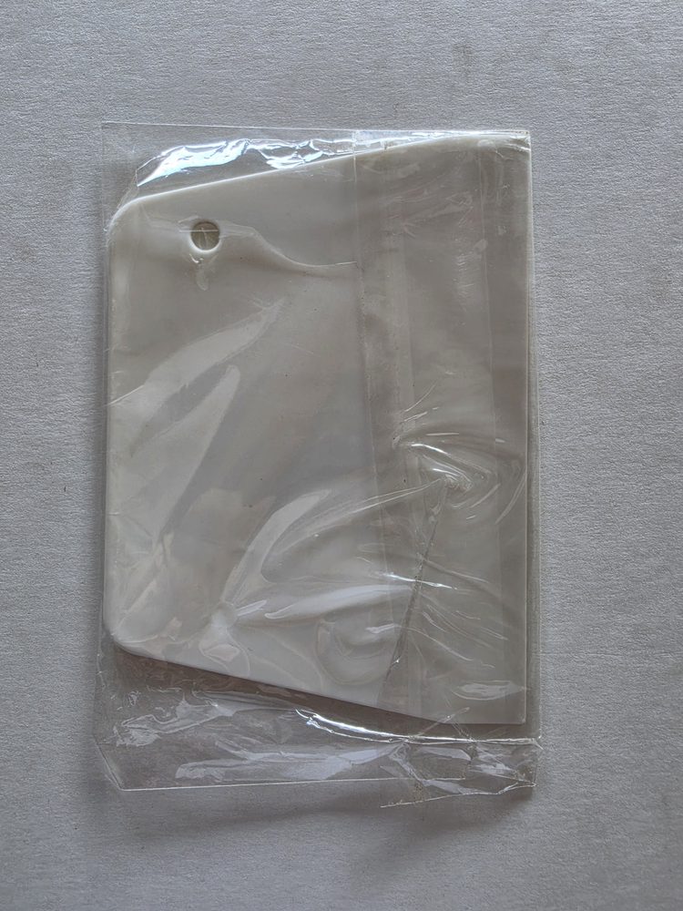 Raspador o espátula de plástico blanco liso, forma trapezoidal