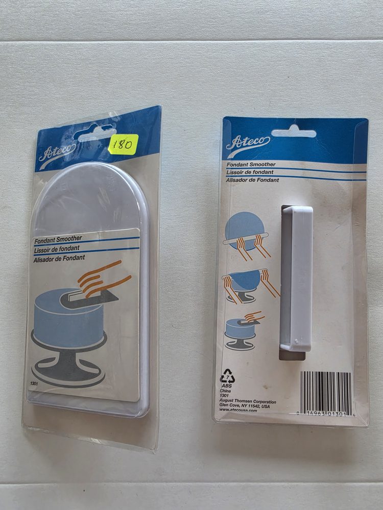 Dos alisadores de fondant de plástico blanco marca Ateco en empaque