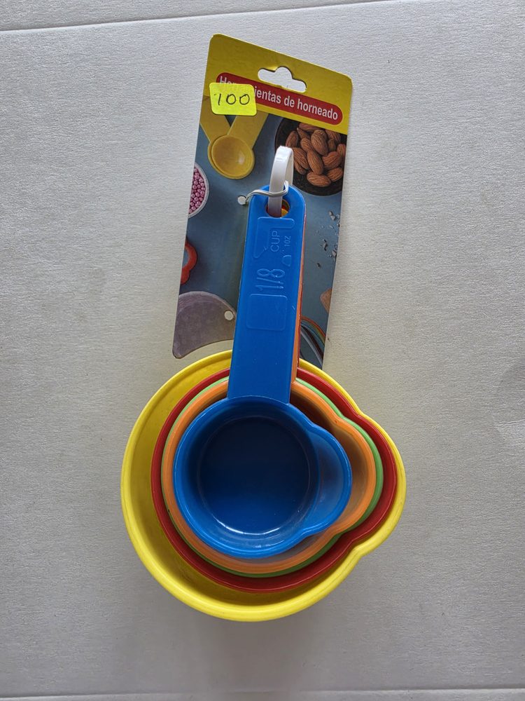 Juego de tazas medidoras de plástico multicolor (amarillo, rojo