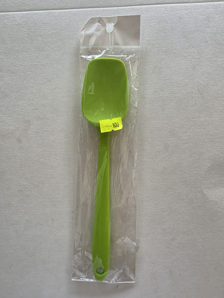 Espátula miserable de silicón verde limón con mango del mismo color