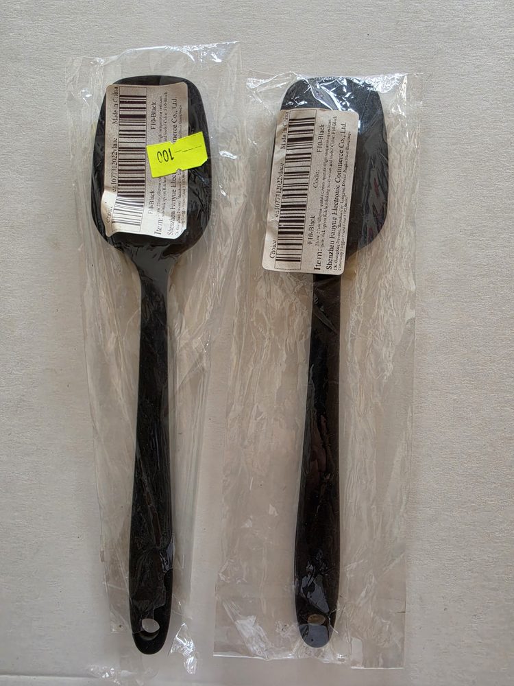 Dos espátulas miserables de silicón negro con mango del mismo color