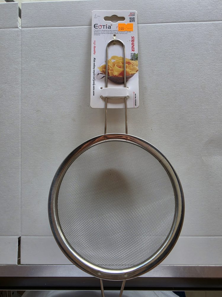 Colador o cernidor redondo de acero inoxidable plateado con malla