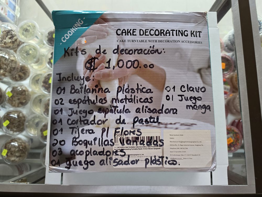 Kit de decoración de pasteles en caja blanca impresa: incluye 1