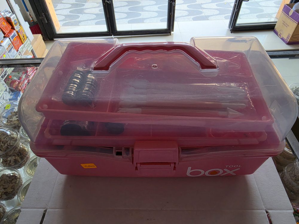 Caja organizadora plastica rosada con tapa transparente y asa