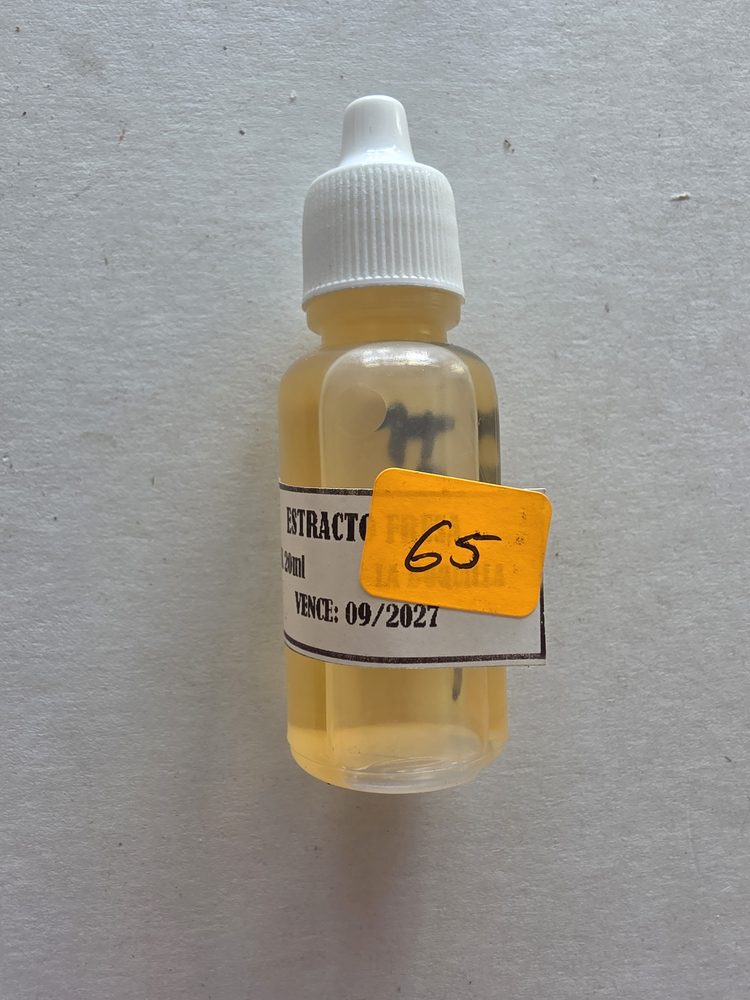 Frasco gotero de vidrio de 20 ml con liquido amarillo, extracto