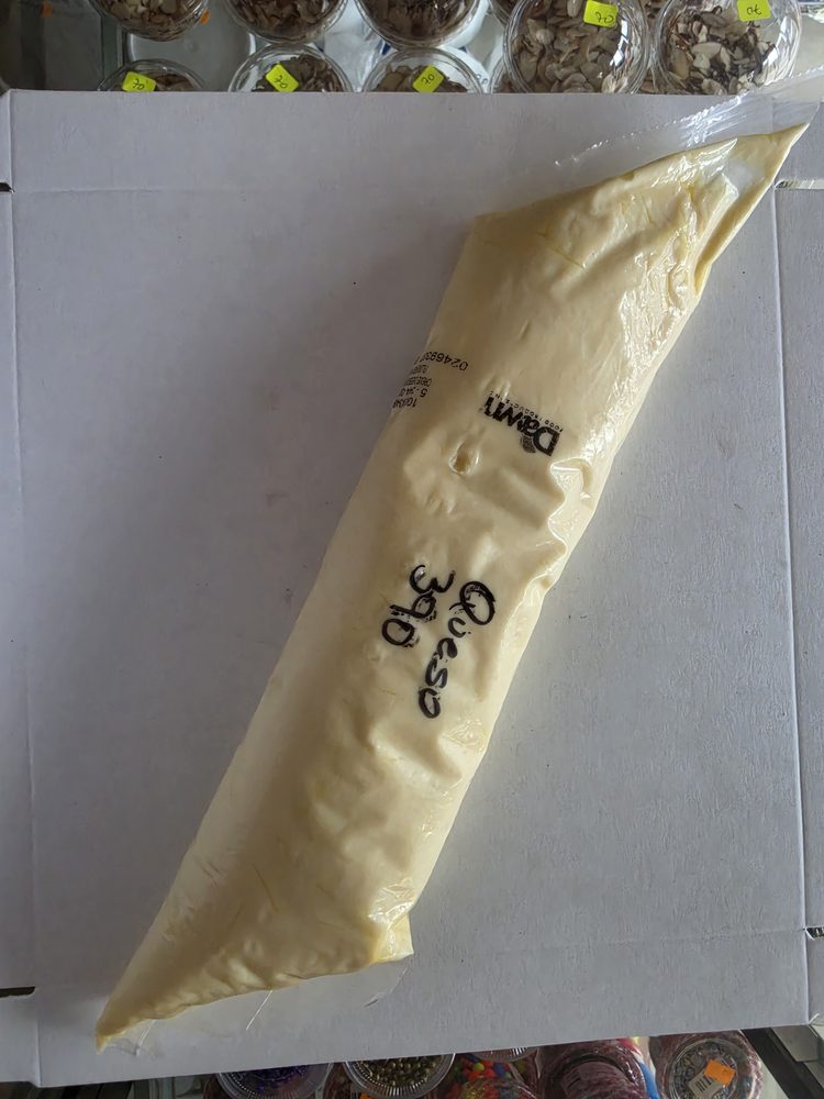 Manga de relleno sabor queso, color crema amarillento palido, marca