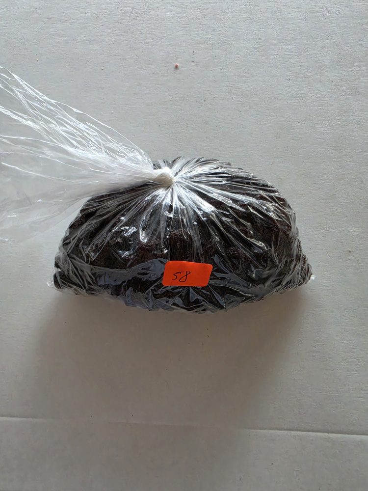 Bolsa plastica transparente amarrada con producto granulado color