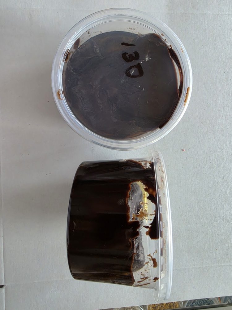Relleno o jalea de chocolate color café oscuro casi negro, en envase
