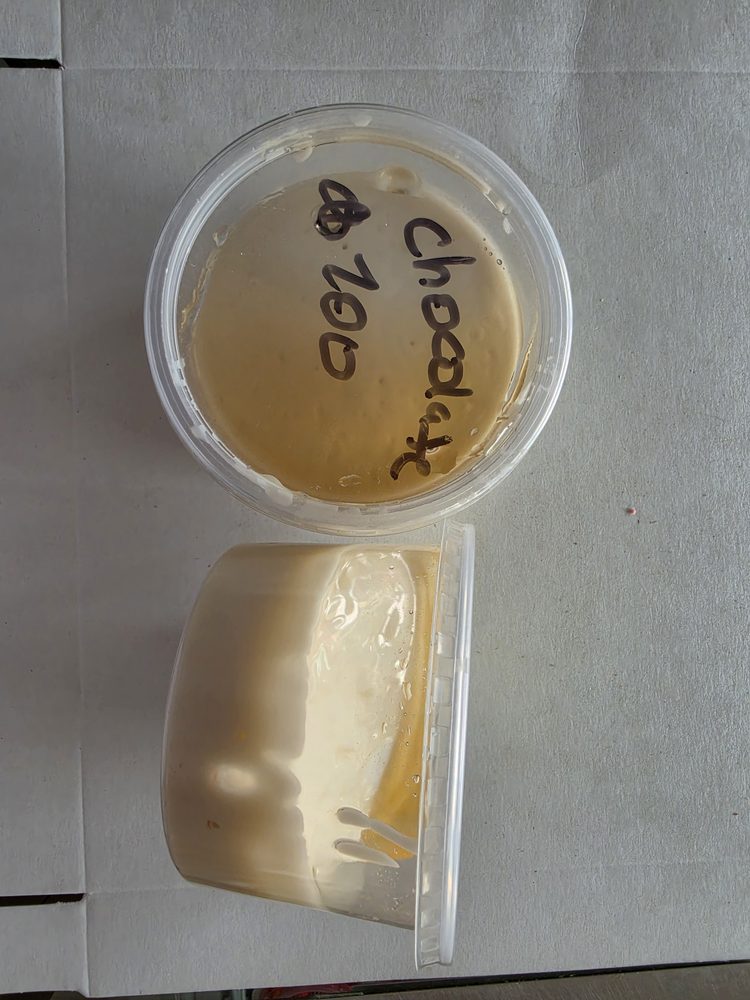 Relleno cremoso color beige claro rotulado como chocolate, en envase