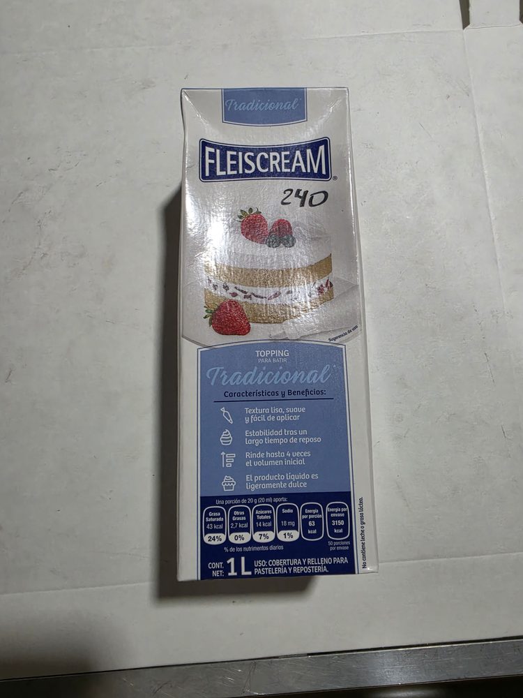 Caja tetrapak blanca y azul de topping para batir Fleiscream