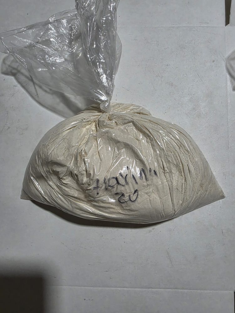 Bolsa plastica transparente con harina blanca a granel