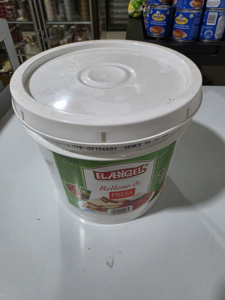 Balde plástico blanco con relleno de fresa El Ángel, jalea roja