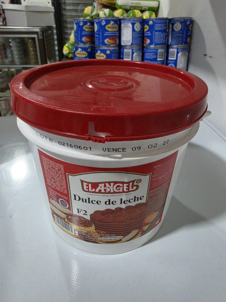 Balde plástico blanco con tapa roja de dulce de leche El Ángel F2