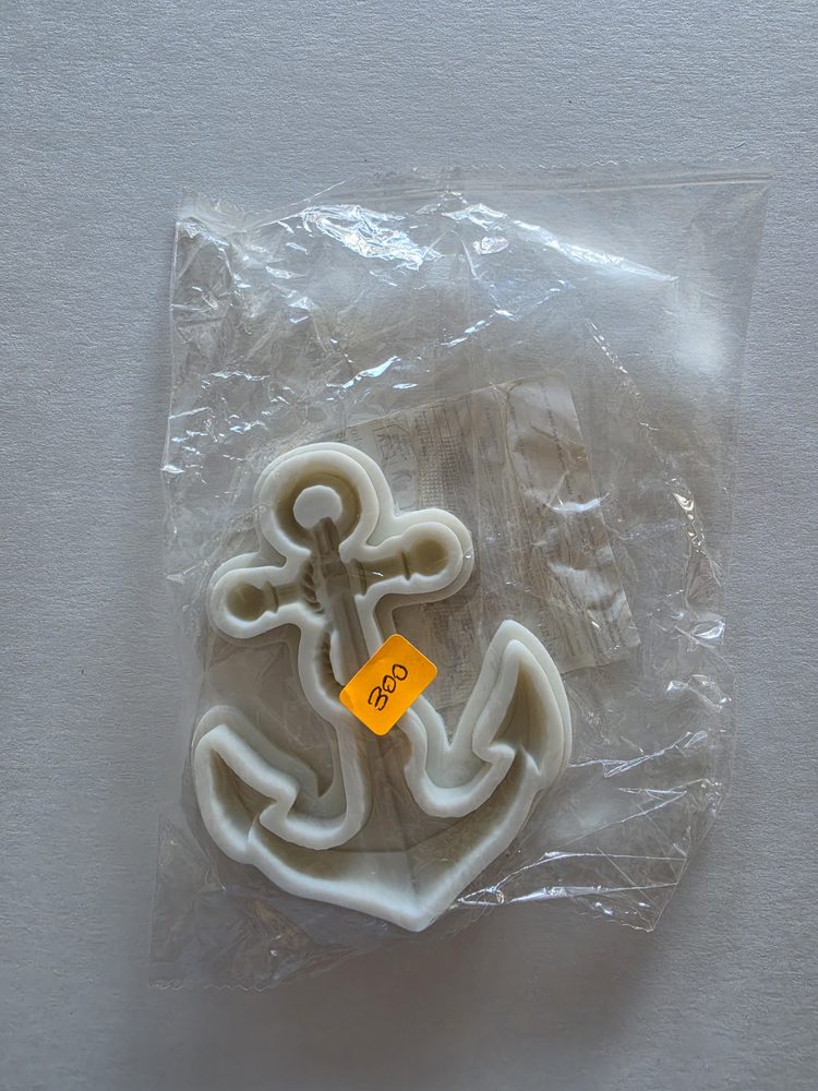 Molde de silicón blanco en forma de ancla marina, en bolsa plastica