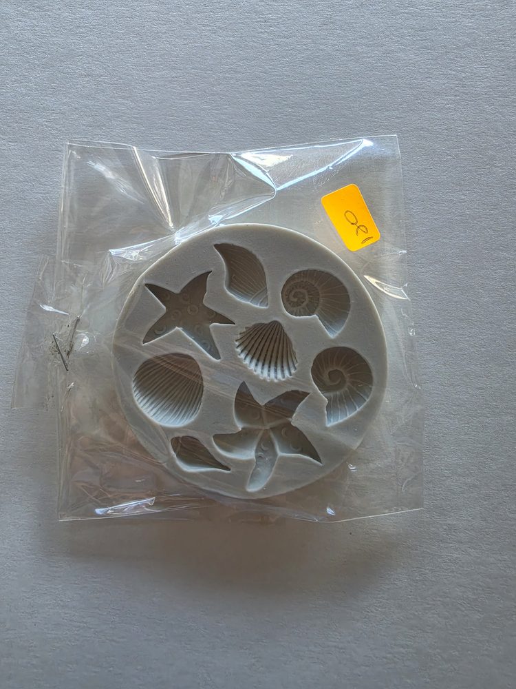 Molde de silicón blanco redondo con conchas, caracoles y estrellas
