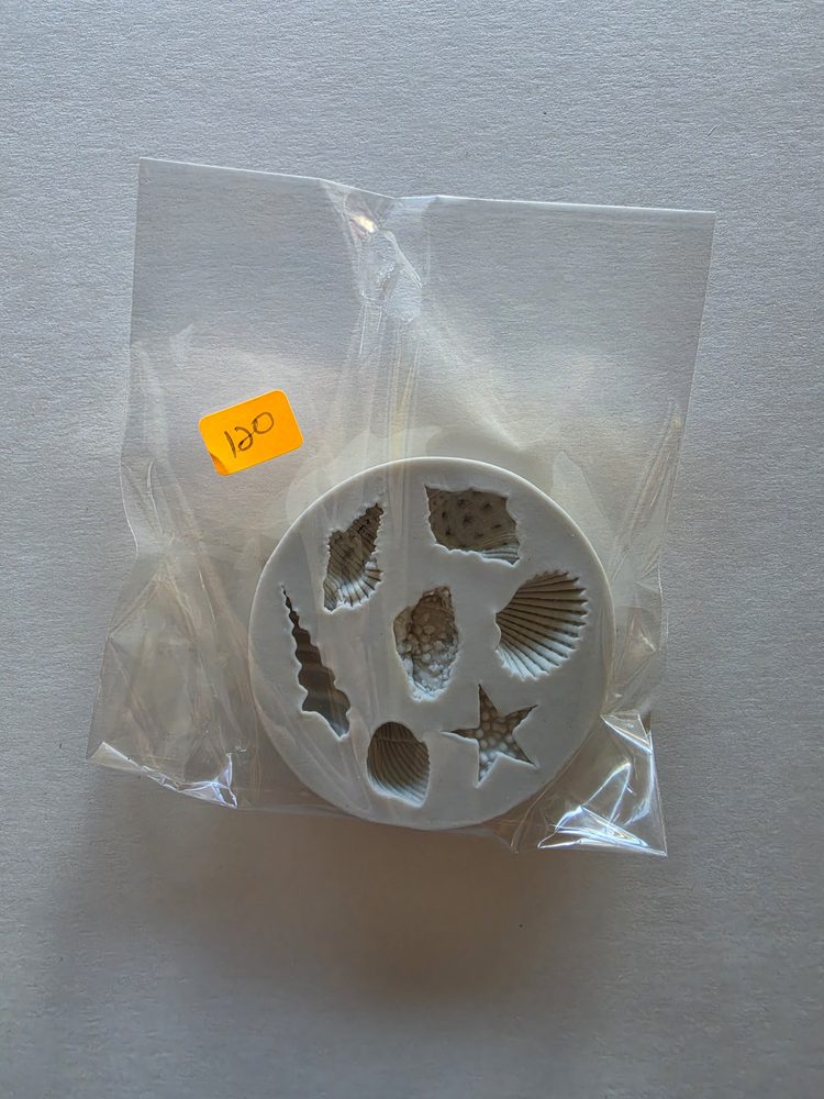 Molde de silicón blanco redondo con conchas y caracoles marinos