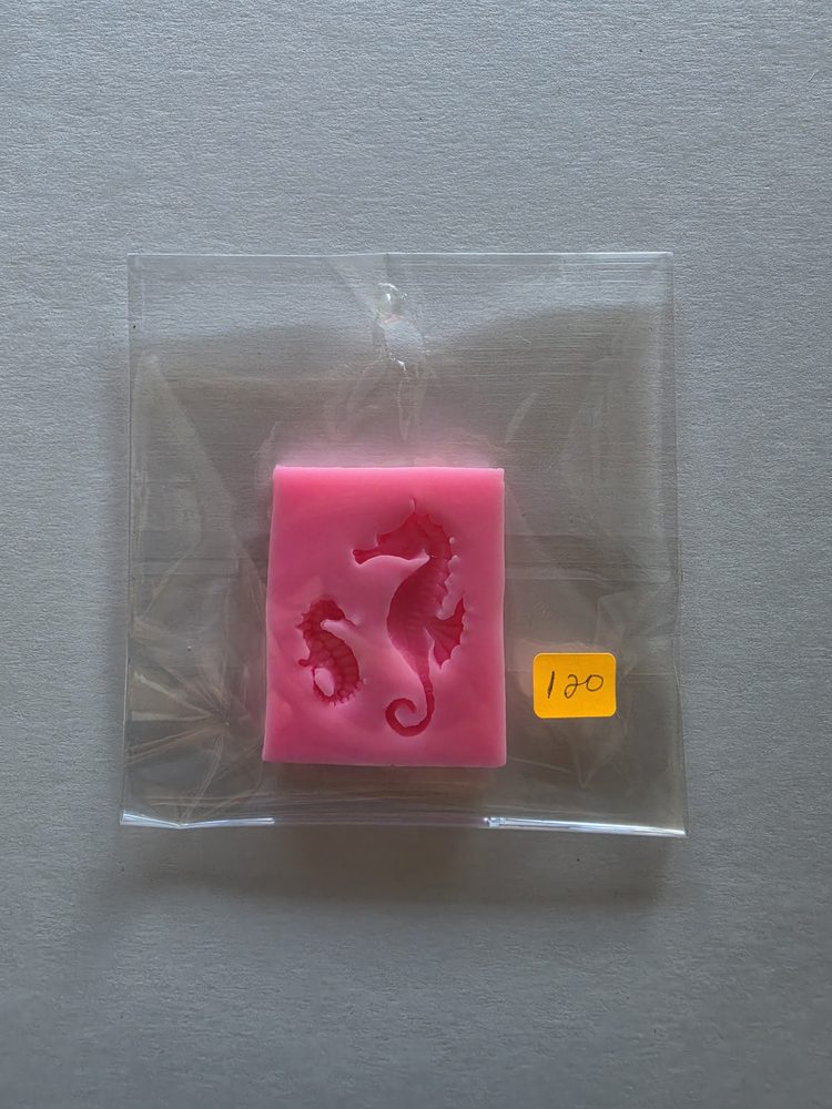 Molde de silicón rosado rectangular con dos caballitos de mar