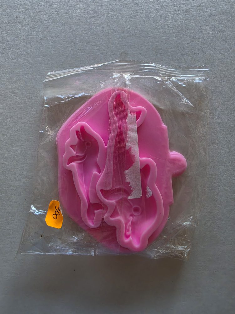 Molde de silicón rosado con dos figuras de unicornio, en bolsa