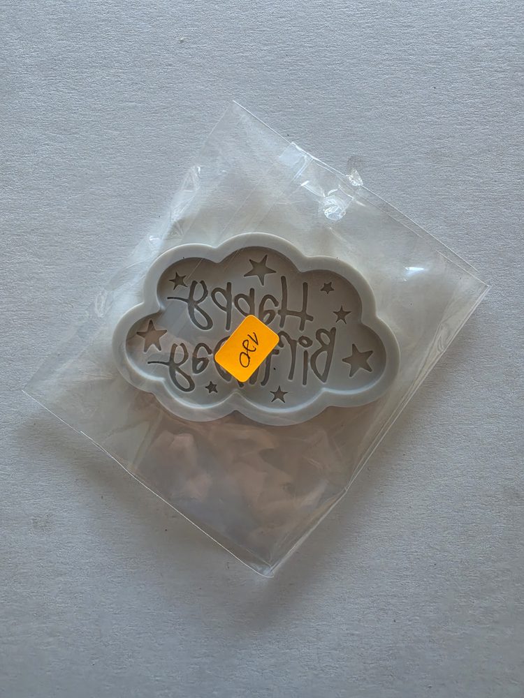 Molde de silicona blanco en forma de nube con la frase Happy Birthday