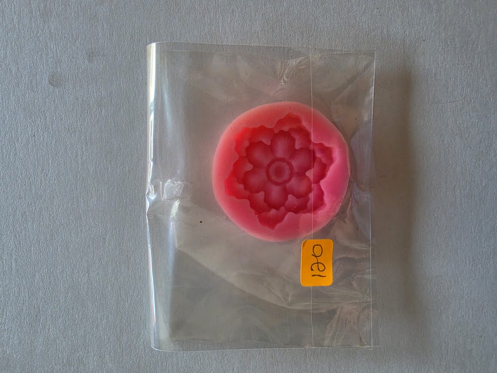 Molde de silicona rosado redondo con flor de cinco pétalos