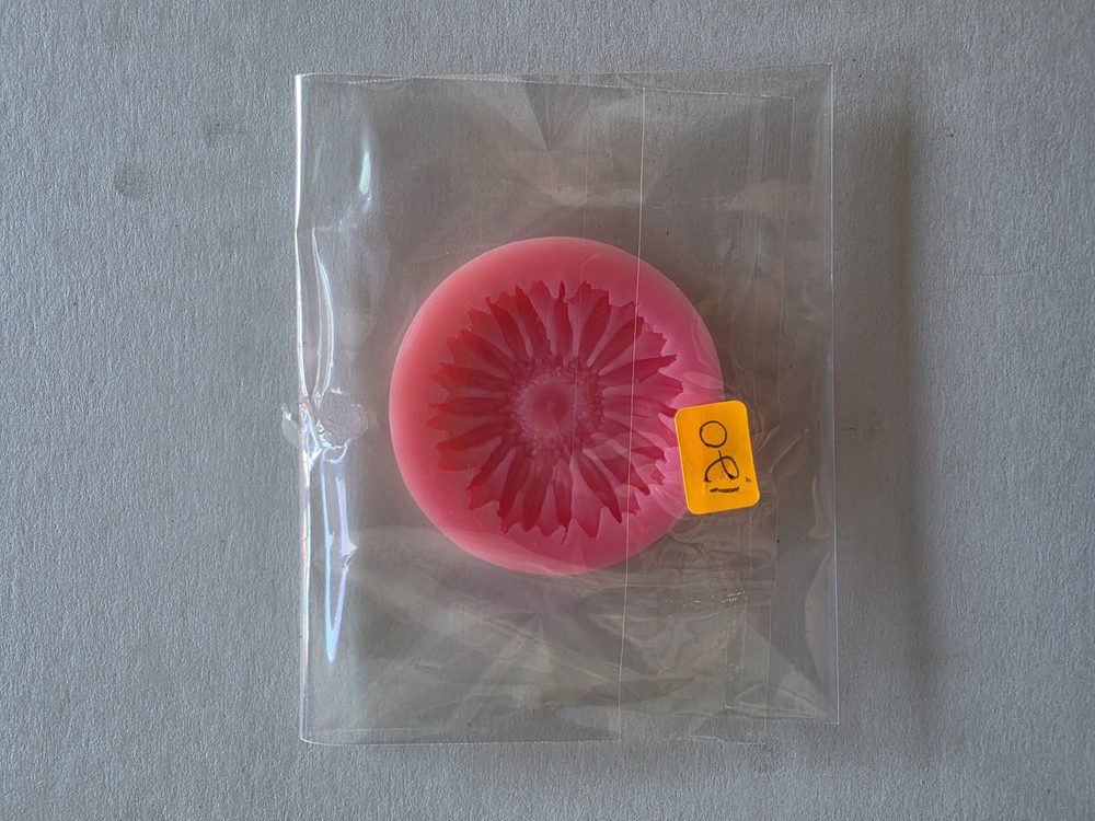 Molde de silicona rosado redondo con flor tipo gerbera de pétalos
