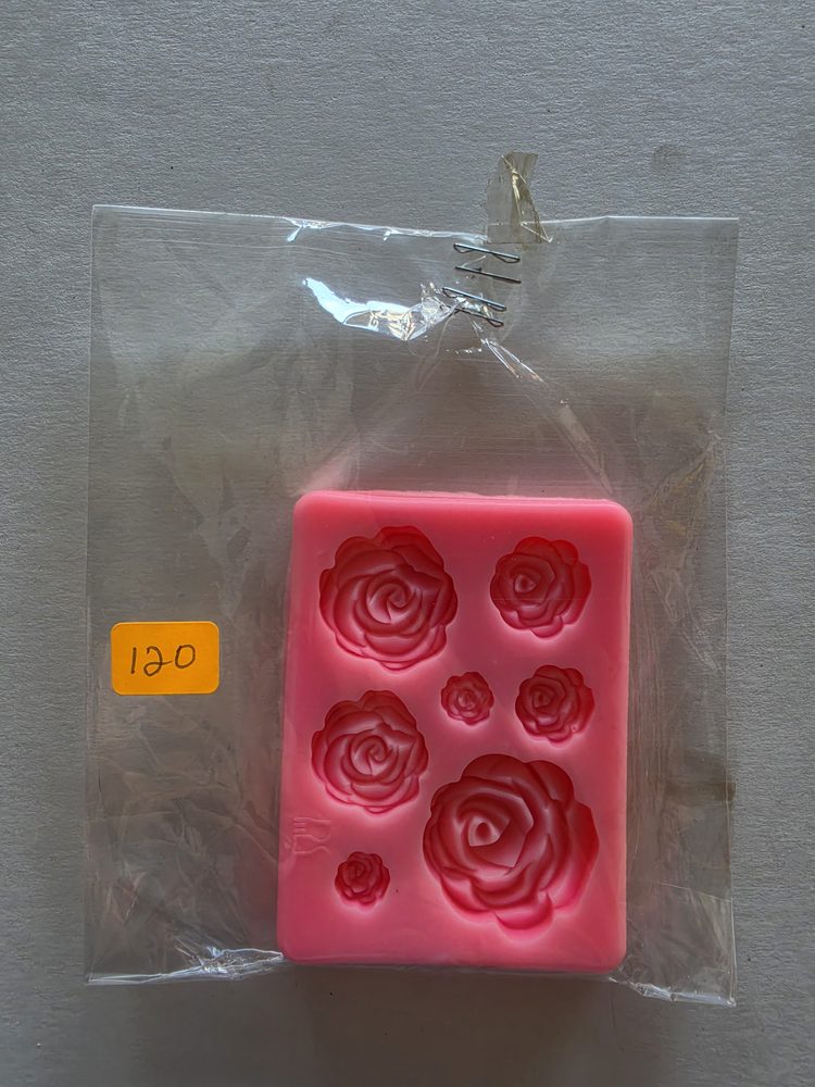 Molde de silicón rosado rectangular con siete cavidades de rosas