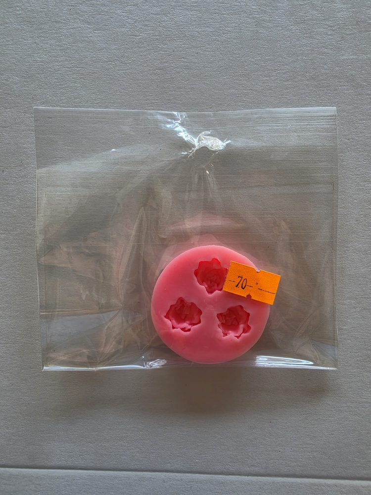 Molde de silicón rosado redondo con tres cavidades de flores pequeñas