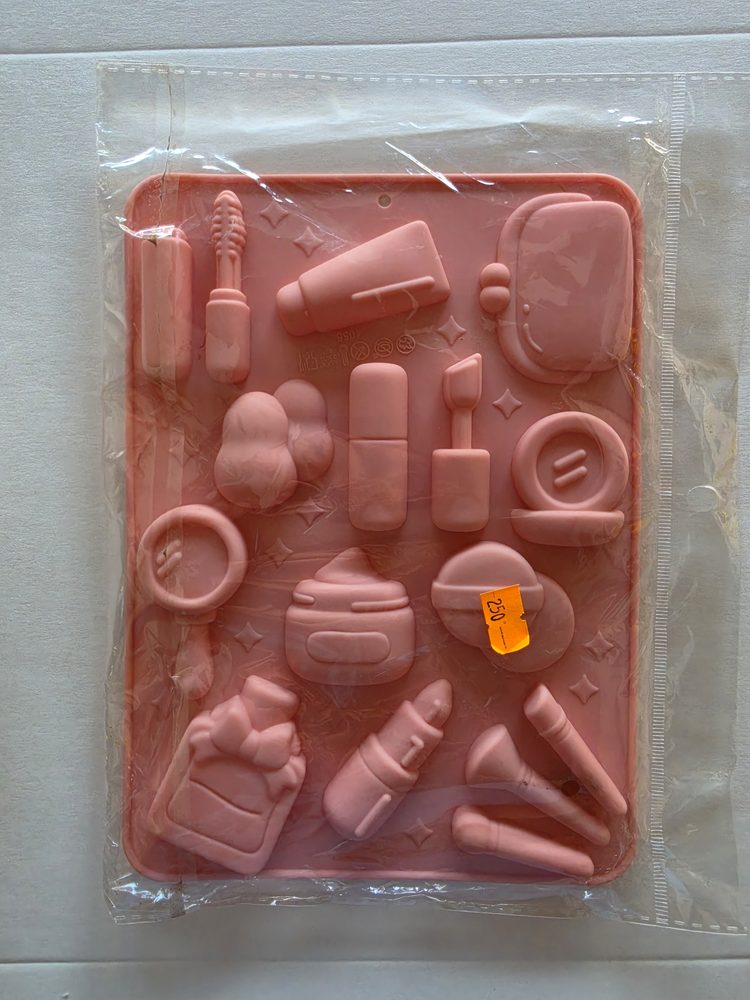Molde de silicón rosado grande tipo bandeja con figuras de maquillaje