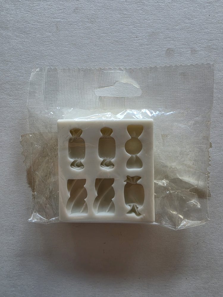 Molde de silicón blanco cuadrado con seis cavidades de caramelos