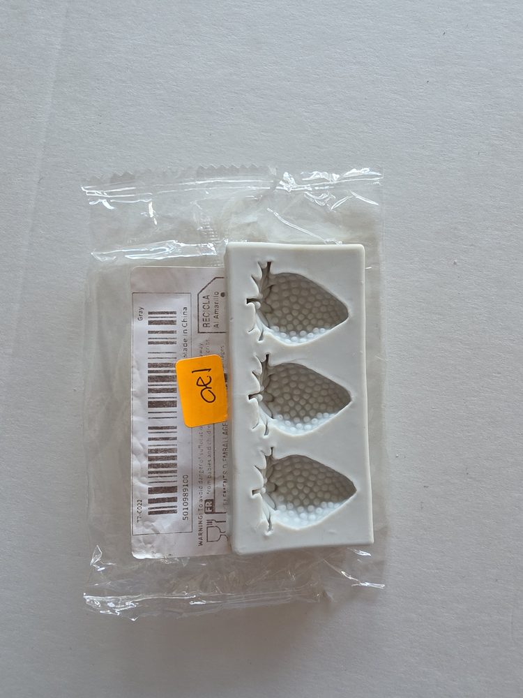 Molde de silicón blanco rectangular con tres cavidades de fresa