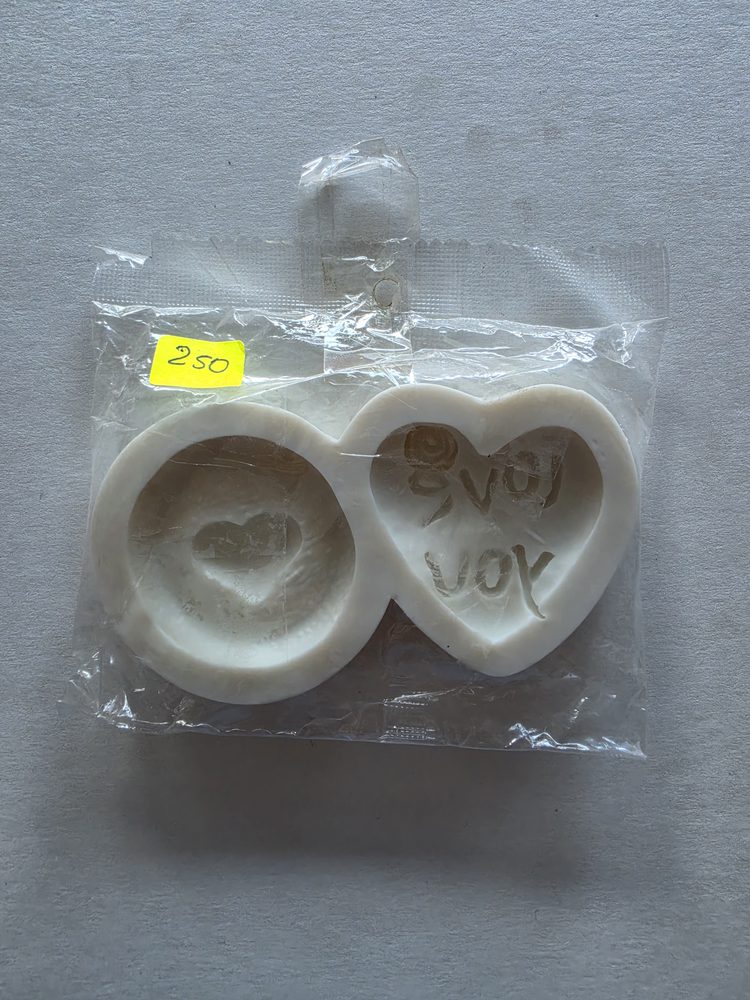 Molde de silicón blanco de 2 cavidades: un corazón con la frase LOVE