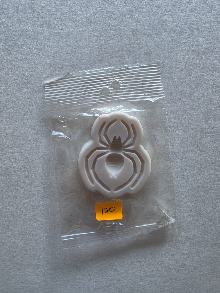 Molde de silicón blanco con figura de arana