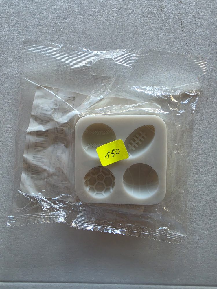 Molde de silicón blanco cuadrado con 4 cavidades de pelotas