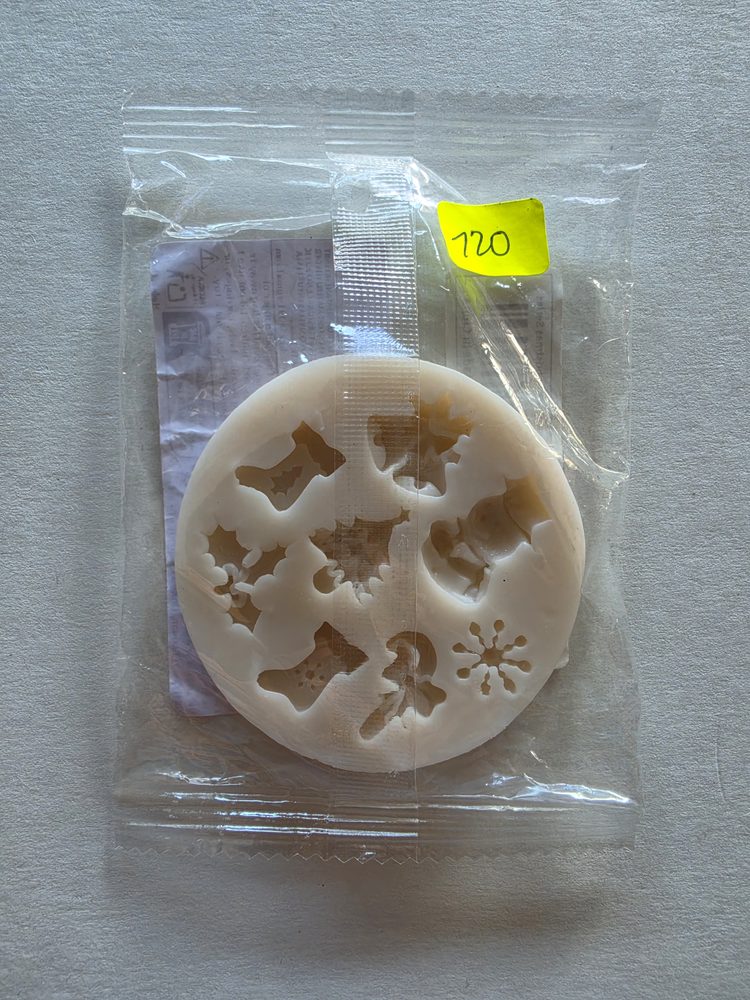 Molde de silicón blanco redondo con varias figuras pequeñas