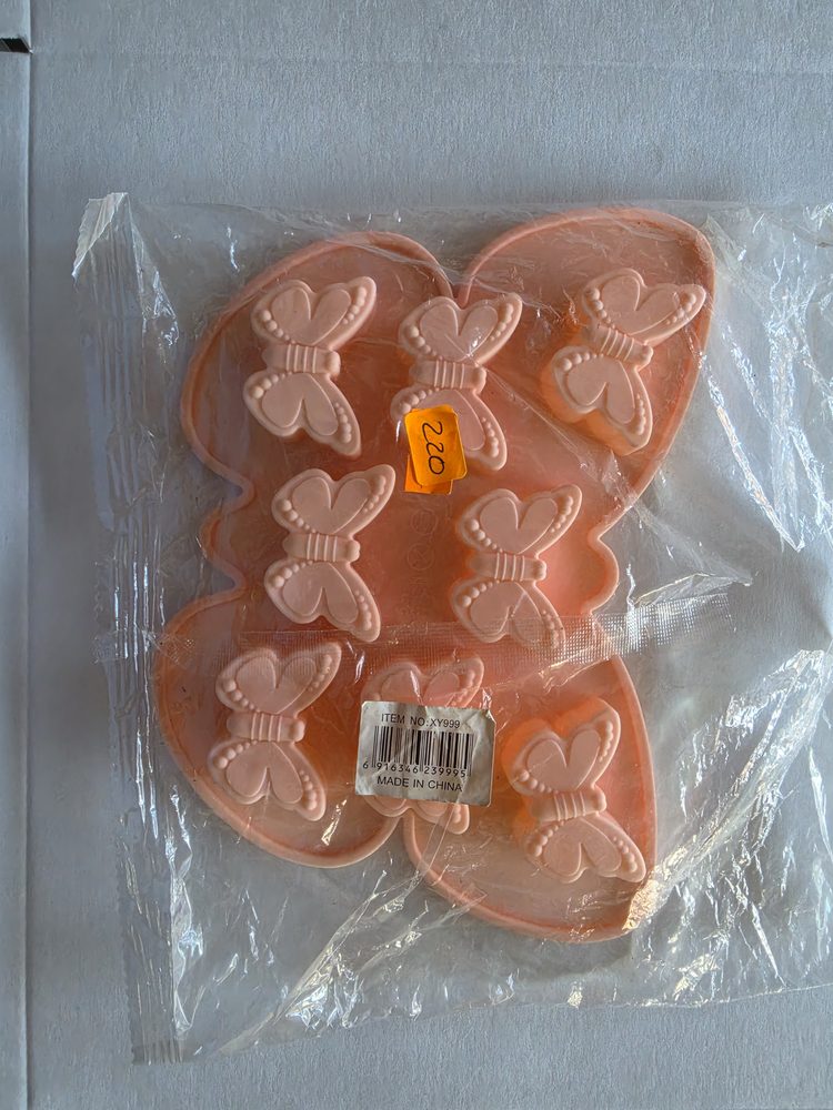 Molde de silicón color durazno claro con ocho cavidades de mariposas