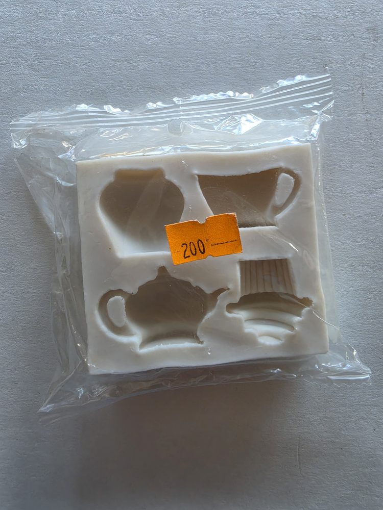 Molde de silicón blanco cuadrado con cavidades de tazas, tetera