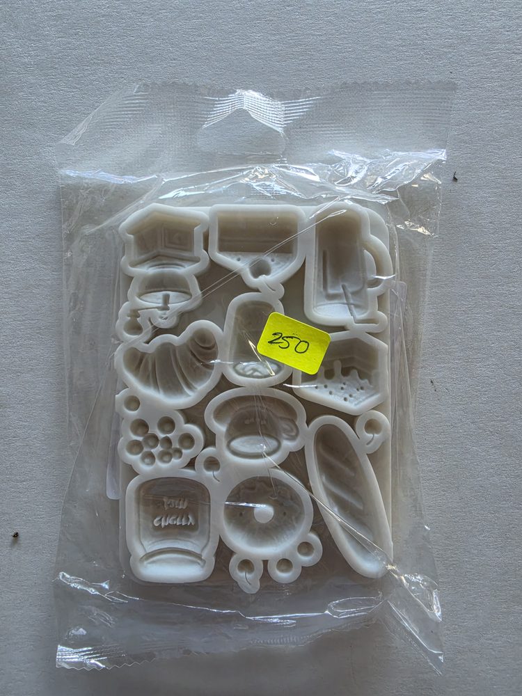 Molde de silicón blanco rectangular con figuras de panaderia